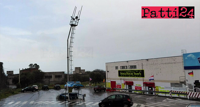 PATTI – Maltempo. Venti impetuosi piegano torretta di illuminazione in area posteggio. Previsto peggioramente nelle prossime ore