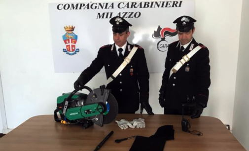 MILAZZO – Sega-flex circolare e diversi arnesi da scasso per assaltare colonnina banconote rifornimento. Un arresto