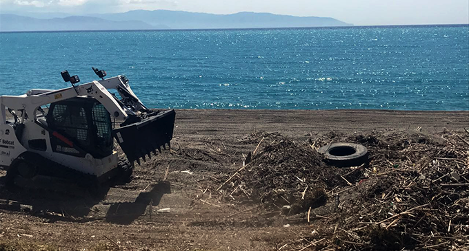 MILAZZO – Iniziata la pulizia straordinaria delle spiagge. Ad eseguirla la ditta Loveral di Patti