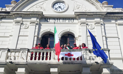 CAPO D’ORLANDO – La bandiera della Croce Rossa sventola sulla facciata del Comune
