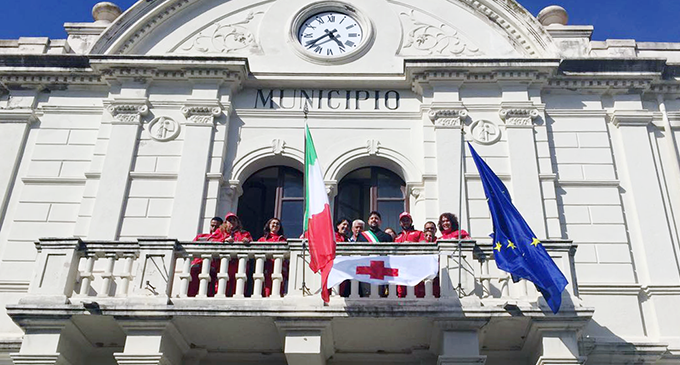 CAPO D’ORLANDO – La bandiera della Croce Rossa sventola sulla facciata del Comune