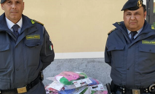 ACQUEDOLCI – Sequestrati 4500 gadget del Giro d’Italia e sanzioni amministrative per migliaia  di euro