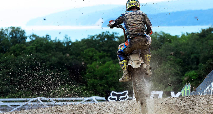 PATTI – Nel fango di Orlyonok, sul Mar Nero, in Russia il pilota pattese Tony Cairoli ha chiuso al quinto posto mantenendo la tabella rossa