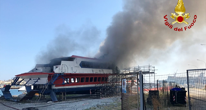 MILAZZO – In fiamme il relitto dell’aliscafo Masacci. Giaceva al porto ormai in disuso da un anno