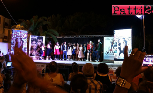 PATTI – Grande successo con il musical “Grease” rappresentato nella piazzetta Garibaldi, a Marina di Patti