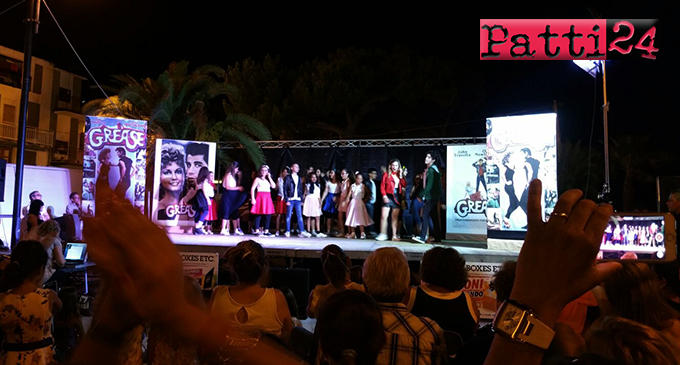 PATTI – Grande successo con il musical “Grease” rappresentato nella piazzetta Garibaldi, a Marina di Patti