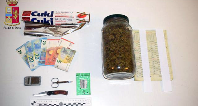 MESSINA – 326 grammi di marijuana nascosta nel cassone della serranda della camera da letto. Arrestato 33enne