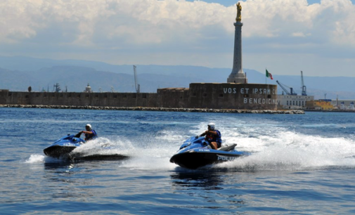 MESSINA – Momenti di paura per due velisti. Risolutivo l’intervento a bordo del loro acquascooter della Polizia