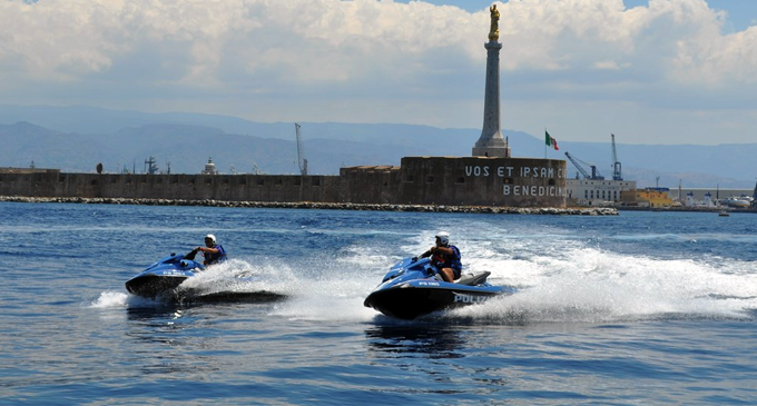 MESSINA – Momenti di paura per due velisti. Risolutivo l’intervento a bordo del loro acquascooter della Polizia