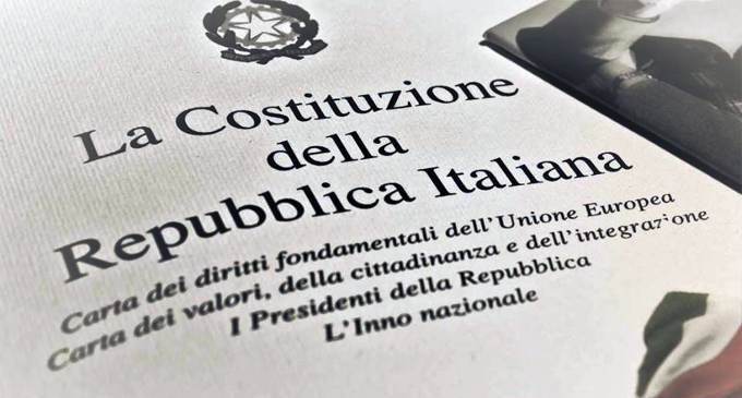 UCRIA – Un esemplare della Costituzione della Repubblica Italiana agli studenti ucriesi