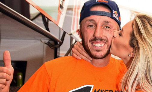 PATTI – Il pluricampione del mondo Tony Cairoli il 14 ottobre, a Catania, sposerà Jill Cox. Domenica in Francia vuole chiudere al meglio la stagione Mxgp di motocross