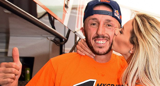 PATTI – Il pluricampione del mondo Tony Cairoli il 14 ottobre, a Catania, sposerà Jill Cox. Domenica in Francia vuole chiudere al meglio la stagione Mxgp di motocross