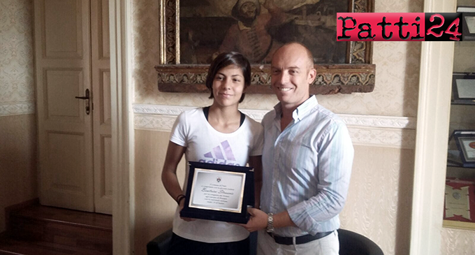 PATTI – Targa ”riconoscenza” a Beatrice Stroscio per quanto fatto con la maglia della Nazionale Italiana Under 16 di basket femminile