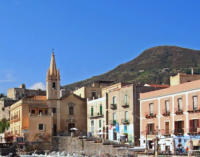 LIPARI – Crolla la parte alta del campanile della chiesa di San Giuseppe di Lipari colpita da un fulmine