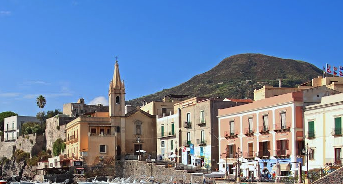 LIPARI – Crolla la parte alta del campanile della chiesa di San Giuseppe di Lipari colpita da un fulmine