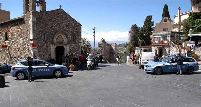 TAORMINA – Molestie sessuali ai danni di una turista tedesca. Arrestato 35enne rumeno, pregiudicato, senza fissa dimora.