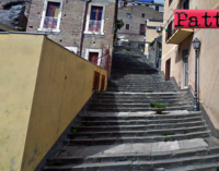 PATTI – Difficile per gli anziani ”scalare” le scalinate del centro cittadino prive di qualsiasi tipo di appoggio