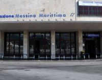 MESSINA – 29enne tunisino avrebbe tentato di rapinare due donne aggredendole. Durante l’arresto colpisce con calci e pugni anche i poliziotti