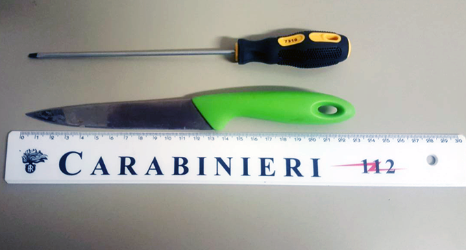 MESSINA – Prima forza la portiera di un’auto ma e costretto a desistere, poco dopo sotto minaccia di un coltello tenta di farsi consegnare il portafoglio da un passante. Arrestato