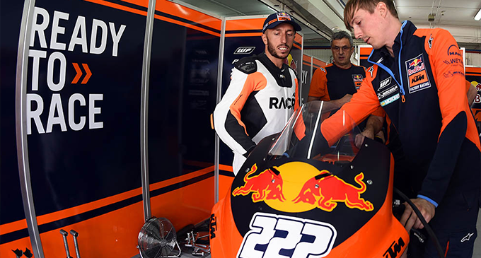 PATTI – Tony Cairoli salito su una potente RC16 della Ktm per effettuare un test sul circuito di Valencia sfreccia ad oltre 300 chilometri orari