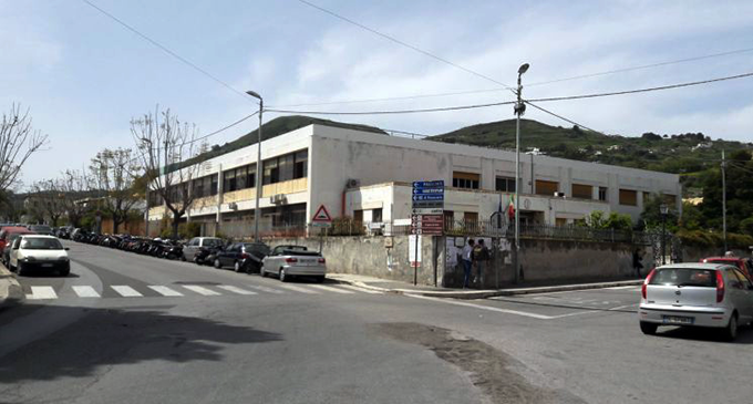 LIPARI – Ultimati i lavori di manutenzione straordinaria al Vainicher. 180mila euro le somme a disposizione per gli interventi nel plesso eoliano