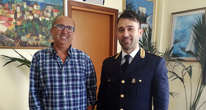 CAPO D’ORLANDO – Il Sindaco Ingrillì saluta il nuovo dirigente del Commissariato Carmelo Nicola Alioto