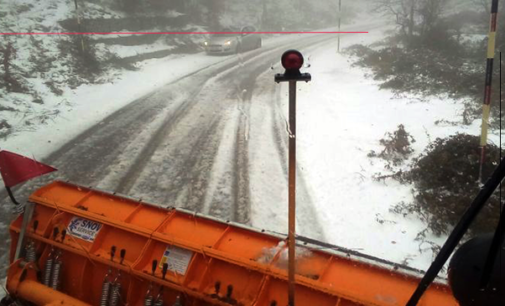 EMERGENZA NEVE – Entrati in azione i mezzi spazzaneve di Palazzo dei Leoni sulla strada provinciale Caronia – Capizzi