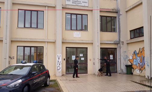 MILAZZO – Controlli con l’ausilio di unità cinofile ”antidroga” all’esterno e nei dintorni del Liceo Scientifico Statale di Milazzo. Rinvenuta bustina con marjuana