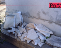 PATTI – Al cimitero del centro, accatastati pezzi frantumati di marmo, “reliquie” di lapidi.