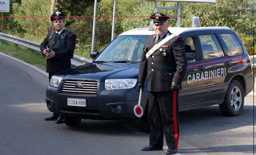 CARONIA – Fabbricazione di armi, detenzione abusiva di munizioni, gestione e combustione illecita di rifiuti. Arrestato 73enne