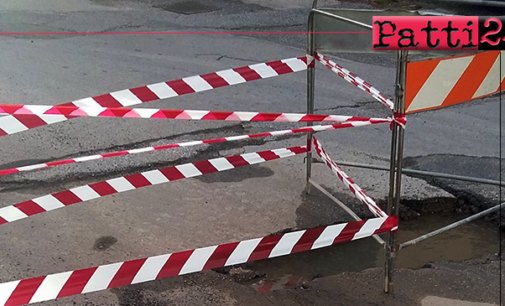 PATTI – Fuoriuscita di acqua dal suolo in Via 2 Giugno. Transenna, nastro bianco-rosso e voilà, tutto ok