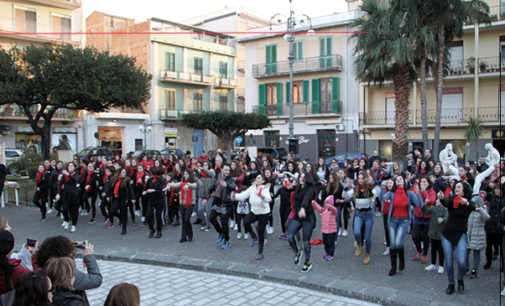 BARCELLONA P.G. – Oltre 300 persone hanno occupato pacificamente Piazza Duomo per danzare contro la violenza sulle donne