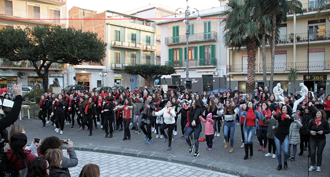 BARCELLONA P.G. – Oltre 300 persone hanno occupato pacificamente Piazza Duomo per danzare contro la violenza sulle donne