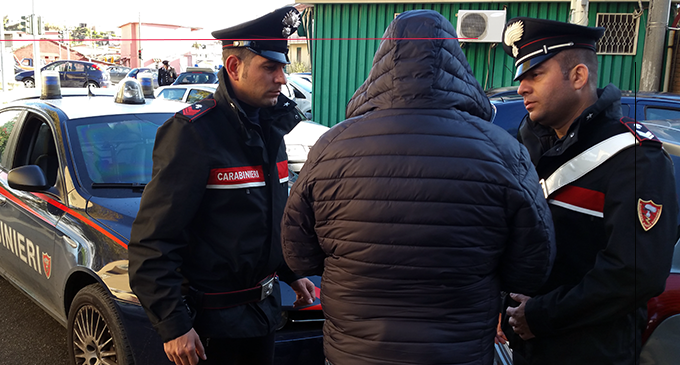 MESSINA – Evade dai domiciliari per ”fare una visita di condoglianze ai vicini di casa”. Fermato, arrestato e sottoposto nuovamente ai domiciliari