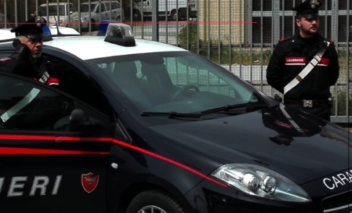 GUALTIERI SICAMINO’ – Rubano mezzo da parcheggio privato. Intercettati, il guidatore senza patente innesta retromarcia e colpisce carabiniere. 2 arresti