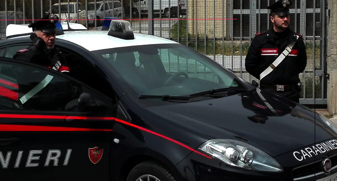 GUALTIERI SICAMINO’ – Rubano mezzo da parcheggio privato. Intercettati, il guidatore senza patente innesta retromarcia e colpisce carabiniere. 2 arresti