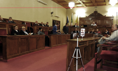 MILAZZO – Non passa la mozione di sfiducia al sindaco Giovanni Formica. Sedici voti favorevoli e dodici contrari in Consiglio