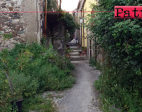 PATTI – Scorci di Patti nel quartiere Sant’Antonio Abate, alle spalle di quello che era chiamato “u campu di parrini”. Abbandono e disinteresse assoluto