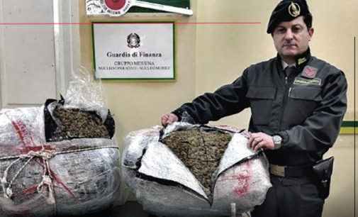 MESSINA – Rinvenuti 57 chili di marijuana all’interno del bagagliaio di un’autovettura presso l’approdo dei traghetti. Arrestato corriere della droga