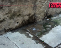 PATTI – Liquami fognari fuoriescono dal muro. Provenienti dalla condotta di via Porta della Città sfociano in via Roma