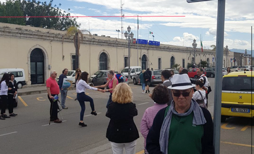 MILAZZO – I crocieristi della “Neoriviera” di “Costa Crociere” entusiasti di Milazzo. Una città  piena di turisti per un impatto straordinario