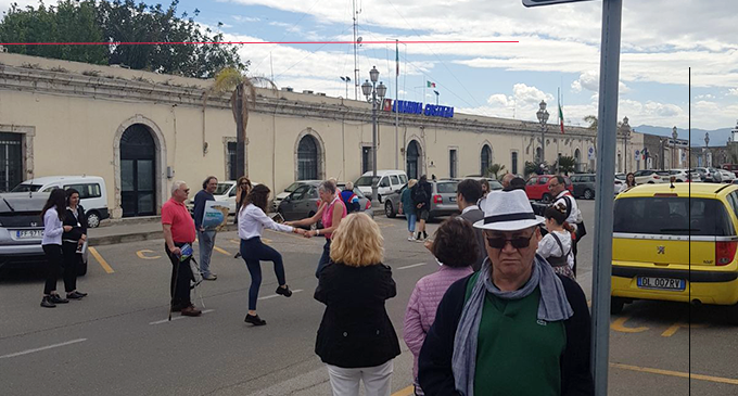 MILAZZO – I crocieristi della “Neoriviera” di “Costa Crociere” entusiasti di Milazzo. Una città  piena di turisti per un impatto straordinario