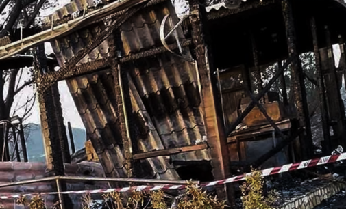 PIRAINO – Distrutto dalle fiamme ristorante nella pineta comunale