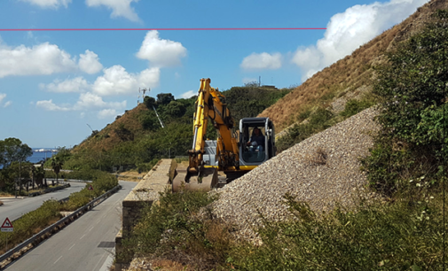 MESSINA – Panoramica dello Stretto, proseguono i lavori di sbancamento della frana tra Pace e Guardia