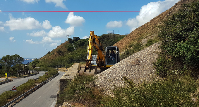 MESSINA – Panoramica dello Stretto, proseguono i lavori di sbancamento della frana tra Pace e Guardia