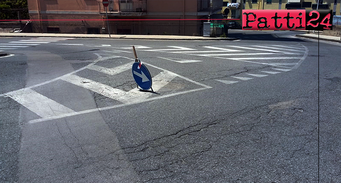 PATTI – Un segnale stradale ”piantato” sull’asfalto a centro carreggiata all’altezza dell’ospedale “Barone Romeo”. Complimenti per l’inventiva