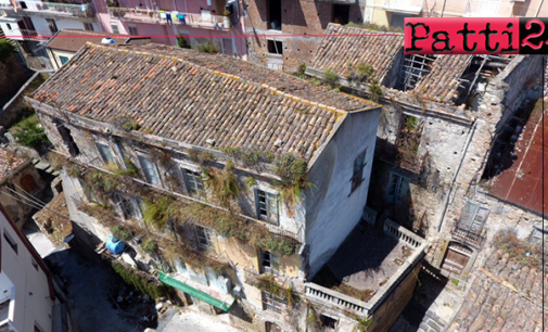 PATTI – Crolla l’architrave dal quarto piano di un vecchio edificio del centro storico. Per intervenire si attende ancora l’irreparabile