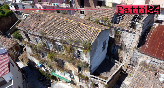 PATTI – Crolla l’architrave dal quarto piano di un vecchio edificio del centro storico. Per intervenire si attende ancora l’irreparabile