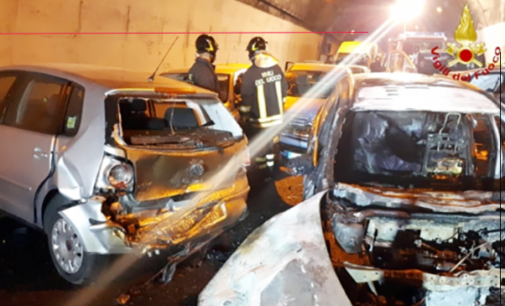 A20 – Grave incidente sull’A20 tra Milazzo e Rometta. Pullman perde olio e provoca tamponamento a catena. Un’auto in fiamme e un ferito grave