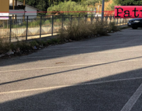 PATTI – Parcheggio di via De Gasperi. Atteso il ritorno degli operai incaricati per tagliare le erbacce